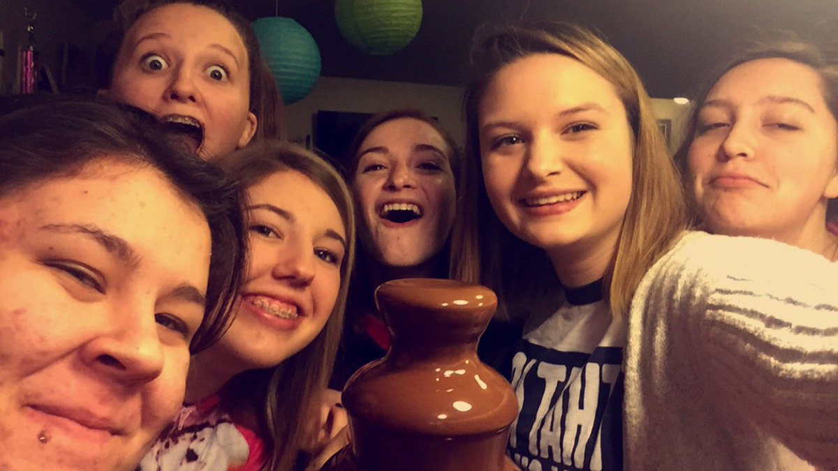 laurenkucera's tweet photo. had the best night eating chocolate and watching movies with my gal-entines!!❤️🍫 #toasttofriendship https://t.co/eWbvpeuH0q