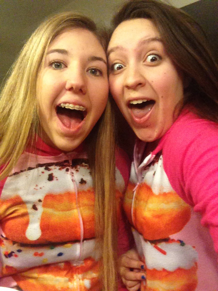 laurenkucera's tweet photo. had the best night eating chocolate and watching movies with my gal-entines!!❤️🍫 #toasttofriendship https://t.co/eWbvpeuH0q