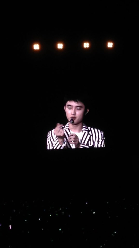 Soobam12's tweet photo. YEOL SAID IF FANS WILL STEP BACK KYUNGSOO WILL GONNA DANCE! THEN KYUNGSOO DID THIS!!!! #EXOluXioninLA https://t.co/Py4jzAEJWn