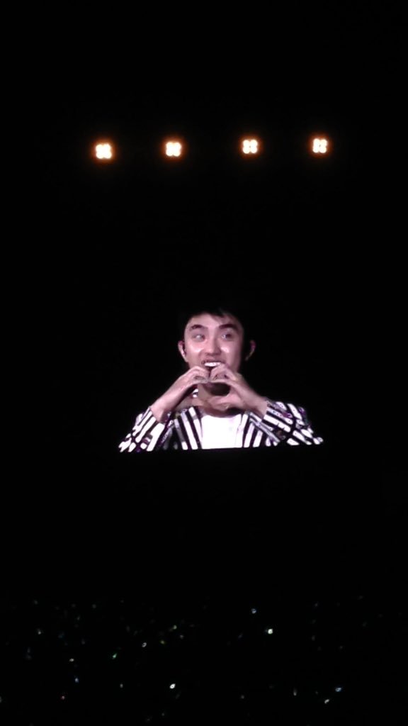 Soobam12's tweet photo. YEOL SAID IF FANS WILL STEP BACK KYUNGSOO WILL GONNA DANCE! THEN KYUNGSOO DID THIS!!!! #EXOluXioninLA https://t.co/Py4jzAEJWn