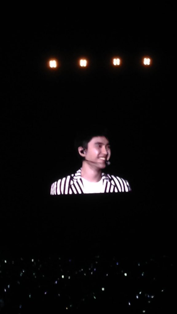 Soobam12's tweet photo. YEOL SAID IF FANS WILL STEP BACK KYUNGSOO WILL GONNA DANCE! THEN KYUNGSOO DID THIS!!!! #EXOluXioninLA https://t.co/Py4jzAEJWn