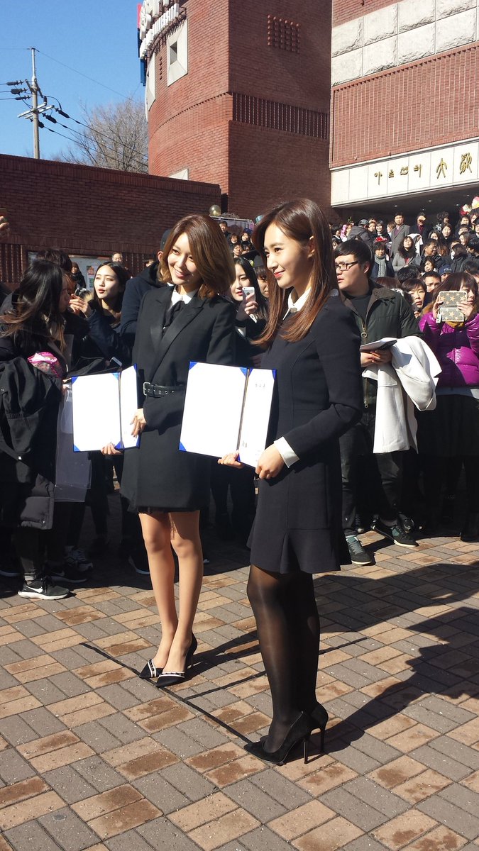 [PIC][15-02-2016]SooYoung và Yuri tham dự Lễ Tốt nghiệp của Trường Đại học Chung-Ang vào trưa nay CbO1uHkUcAAV-_U
