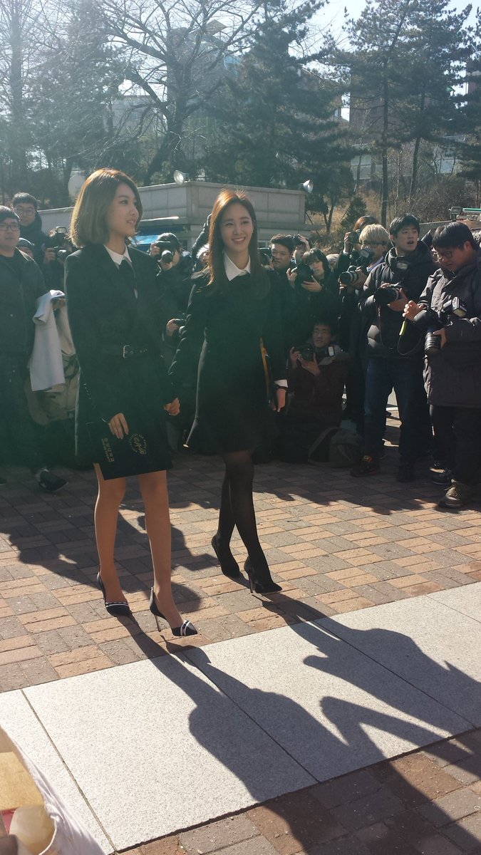 [PIC][15-02-2016]SooYoung và Yuri tham dự Lễ Tốt nghiệp của Trường Đại học Chung-Ang vào trưa nay CbO2FZKUMAENPOm