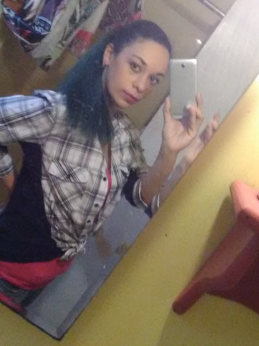 siren_lynn's tweet photo. Luvin the black n blue hair https://t.co/GAQvbi7HdG