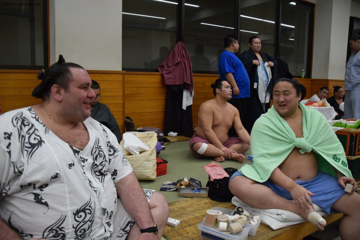 Nhk福祉大相撲 臥牙丸のtwitterに掲載されていた誕生日プレゼントの巨大タワーの話で盛り上がる 臥牙丸と佐田の海 毎日少しずつ 食べているそうです Sumo 日本相撲協会公式 九月場所 前売券販売開 Scoopnest