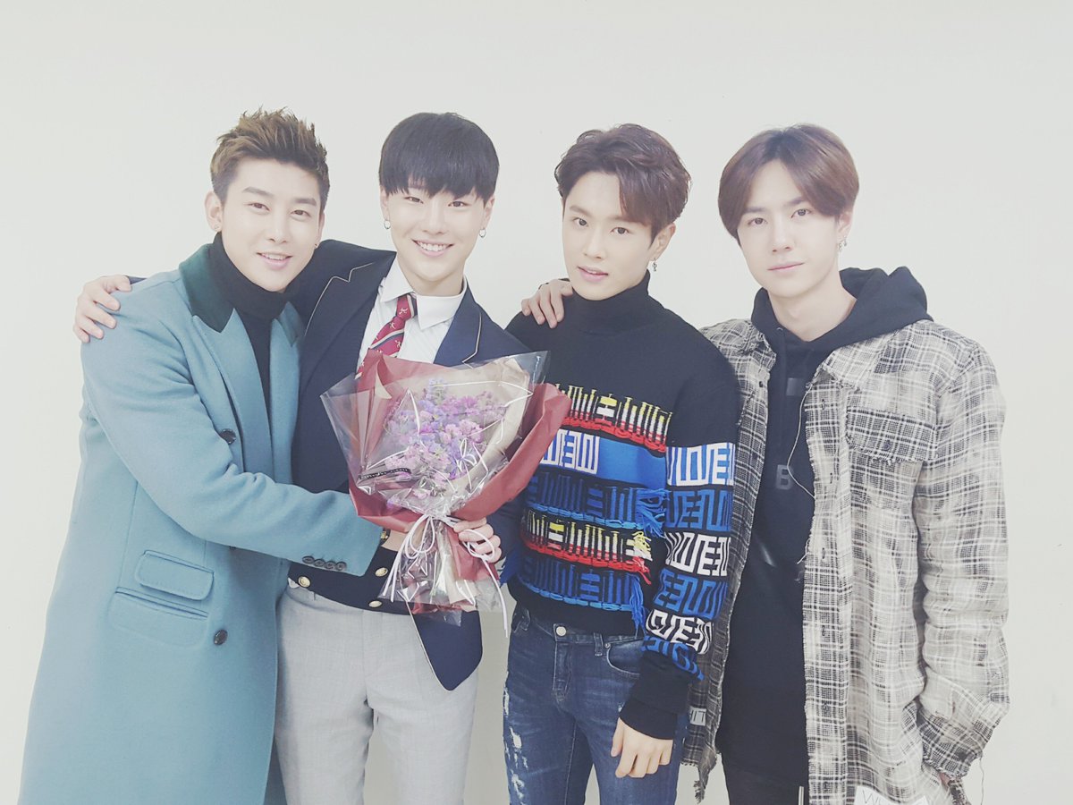 [#니꾸PD] 오늘은 #UNIQ 의 막내라인 #승연 의 고등학교졸업식! 승연의 졸업식을 축하하기 위해 유니크 멤버들이 출동했습니다+_+ 승연의 졸업을 축하합니다!!