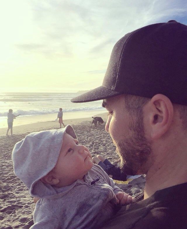 anicegemini's tweet photo. babies on the beach!!! #alexandermaverick #chunkamunk #lovelovelove☺️💛 https://t.co/BkMZ1JjDpG