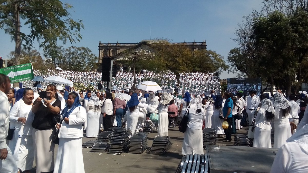 EdithEncar's tweet photo. #LdmBaustismos #soyluzdelmundo.Desde la ceremonia internacional de bautismos en plaza de la liberación Gdl https://t.co/Z6z4An0aid