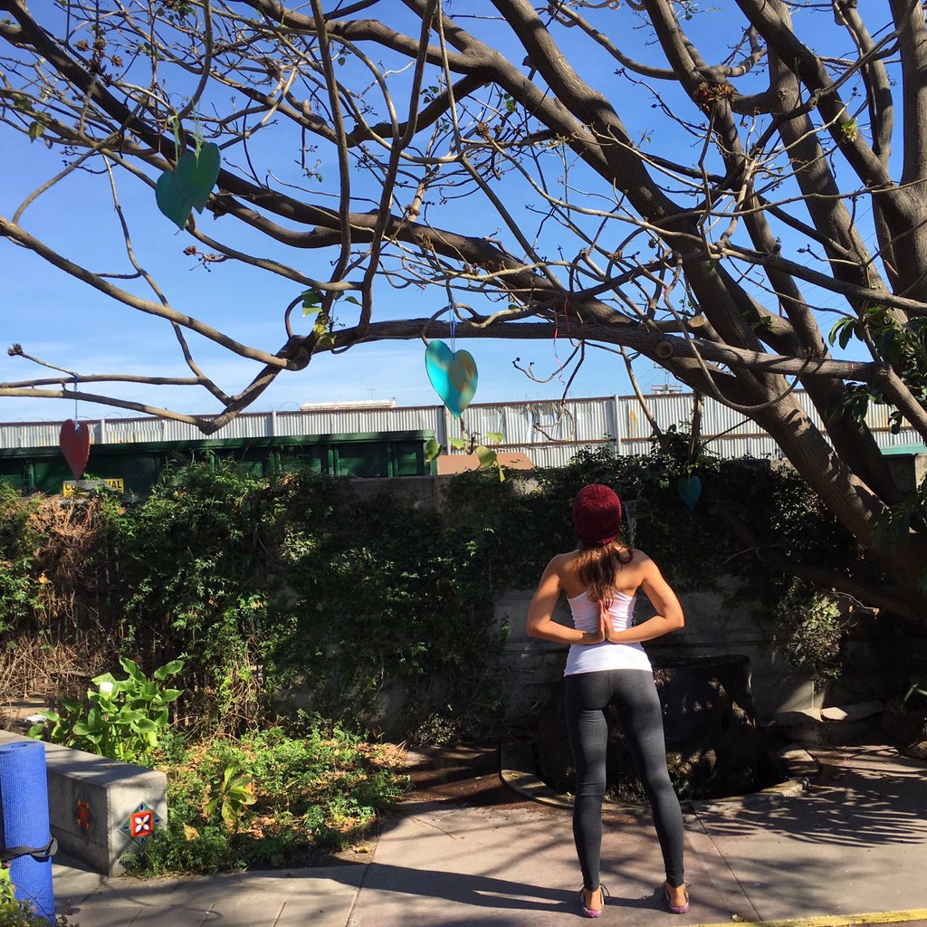 Lstands4lovely's tweet photo. Giving thanks and feeling festive - on #SkidRow or wherever life you may take you.
#Pashchima #Yoga #YogiLife #DTLA https://t.co/37yo80pNO6