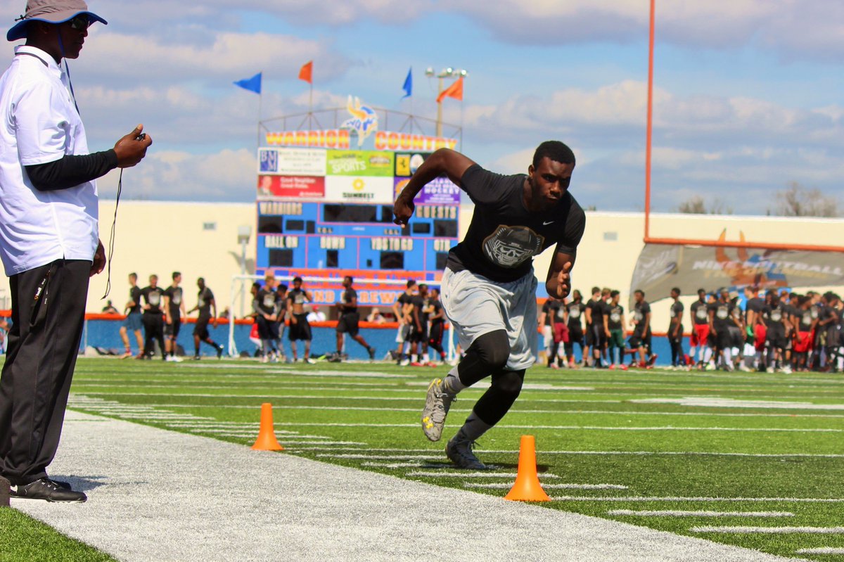 dreamkingfilmz's tweet photo. ENGLEWOOD 2017 WR/QB DEANDRE GEE @beastmodedre10 AT #NIKE COMBINE @Nike @DuvalSports @usnikefootball @nikefootball https://t.co/9iGyLAukjL