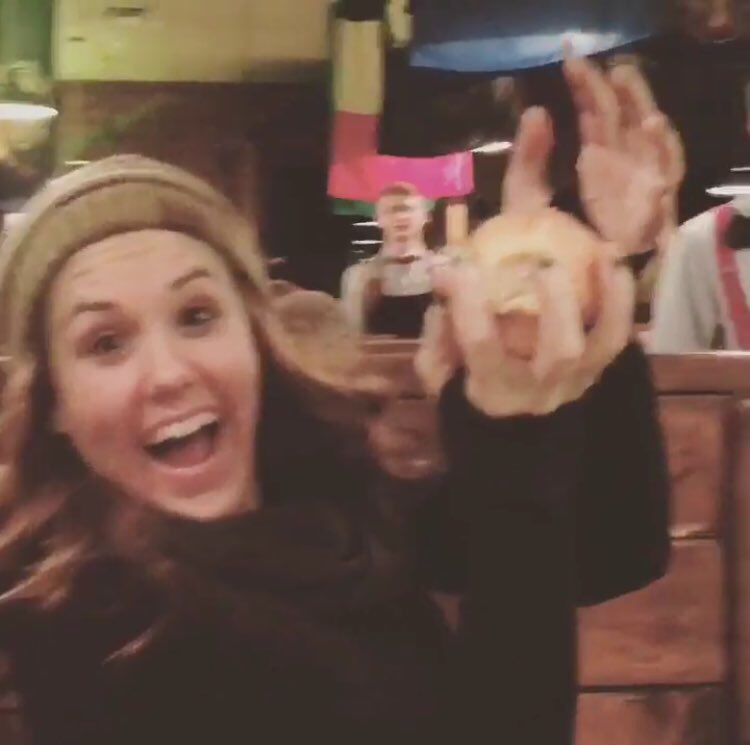 measureeinlove's tweet photo. I CANT STOP WATCHING THIS VIDEO ITS MY NEW FAVORITE THING ON THE INTERNET #Emanda https://t.co/zUUPvxSty9