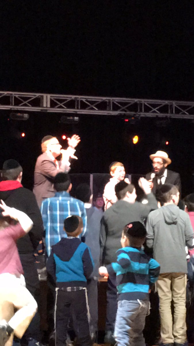 ChiConcert2016's tweet photo. @ChiConcert2016 @8thdaymusic @GabayNews @gershymoskowitz Thank you! Love, Chicago https://t.co/avy3mgJOyq