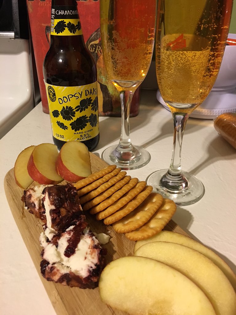 FollowthatBeer's tweet image. #HappyValentinesDay w/ @WoodchuckCider Oopsy Daisy #Chamomile Flower &amp;amp; @VermontCreamery #GoatCheese