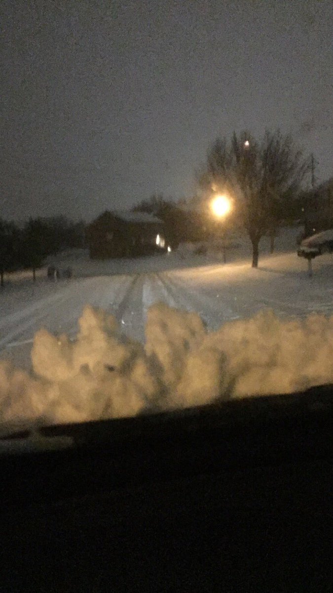 KellSowders's tweet photo. Roads are super clear. Obviously classes shouldn't be cancelled. https://t.co/rIX17c2Pzo