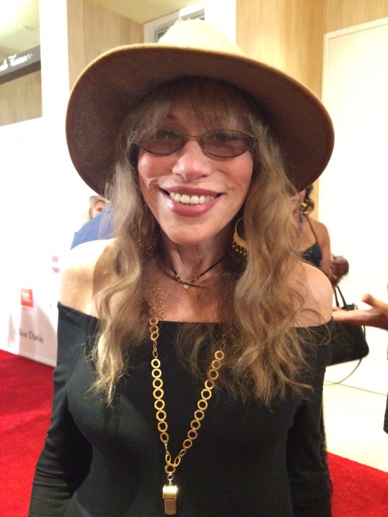 ThatGirlCarly's tweet image. Carly Simon is wearing Tom Ford's #sovain lipstick. 👌🏽 #clivedavisgrammyparty