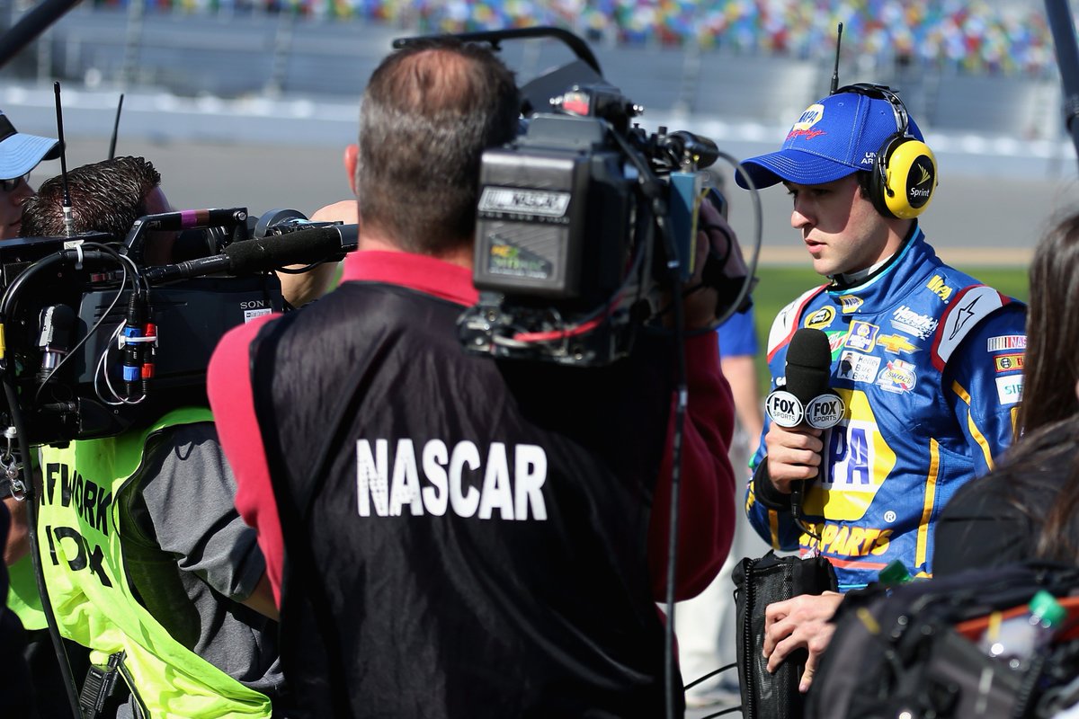 NASCAR's tweet photo. What a day.

#DAYTONA500 https://t.co/U30i1R9okI