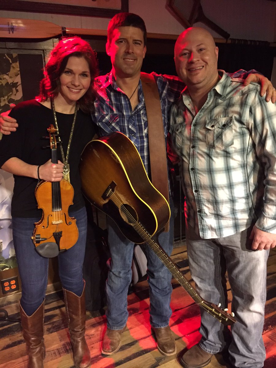 cntsongs's tweet photo. Great show tonight #Chattanooga w @trentwillmon &amp; #KevinKey on #guitar I❤️great #songwriters #countrymusic #fiddle https://t.co/vT6ybkkQGd