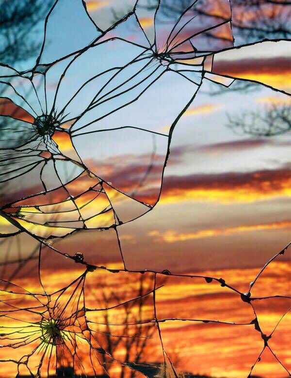 tabirempel's tweet photo. A broken pane of glass is transformed into a masterpiece https://t.co/kMRabyijgz