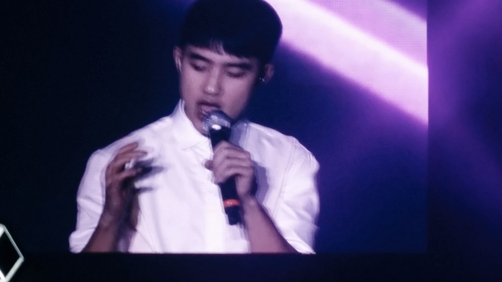 myhappiness112's tweet photo. 도경수 흰셔츠 미쳤다.....ㅇ<-< #EXOluXioninLA https://t.co/uJeIX48TYR