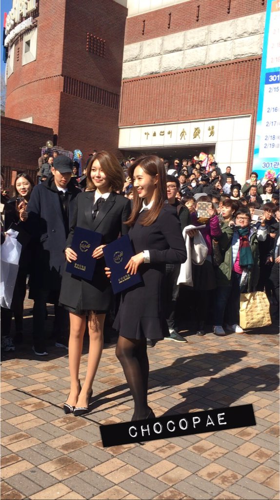 [PIC][15-02-2016]SooYoung và Yuri tham dự Lễ Tốt nghiệp của Trường Đại học Chung-Ang vào trưa nay CbOxWj1UUAEDNwH
