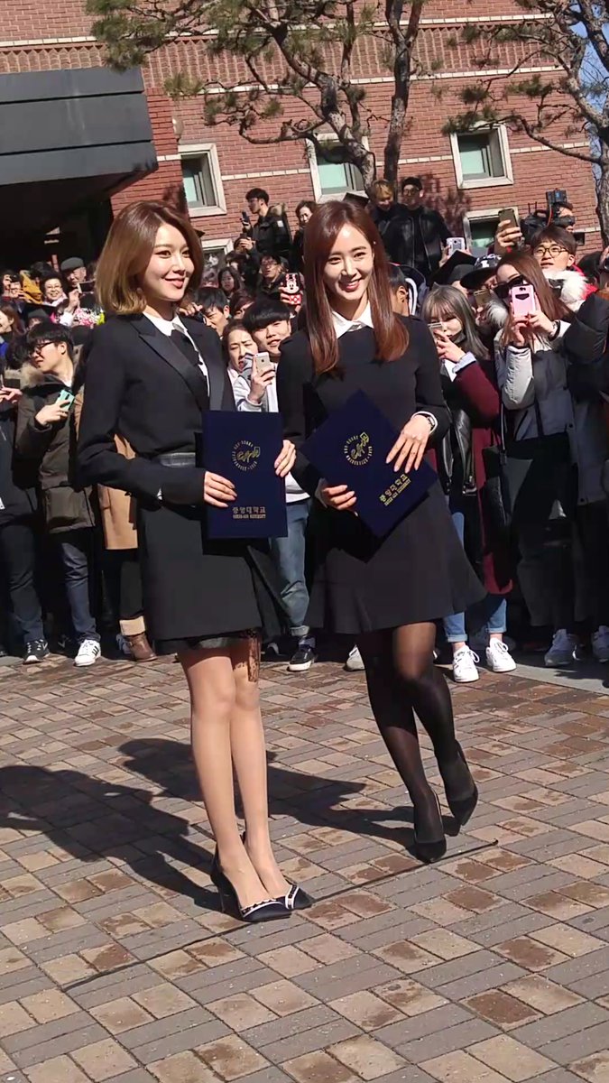[PIC][15-02-2016]SooYoung và Yuri tham dự Lễ Tốt nghiệp của Trường Đại học Chung-Ang vào trưa nay CbOxdjmVAAE90iM