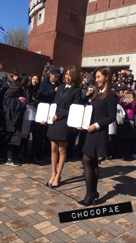 [PIC][15-02-2016]SooYoung và Yuri tham dự Lễ Tốt nghiệp của Trường Đại học Chung-Ang vào trưa nay CbOyED2UEAEMOTy