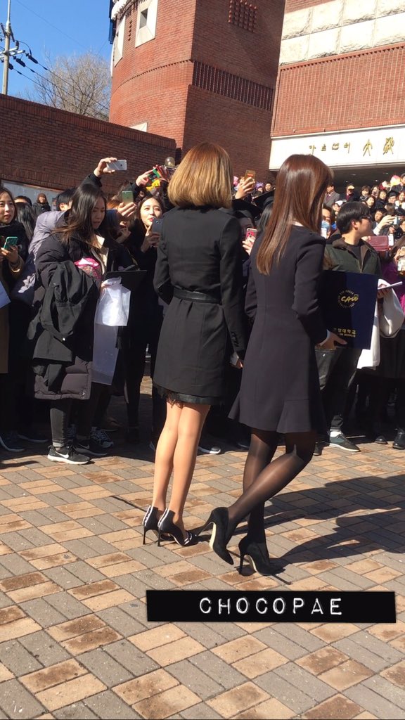 [PIC][15-02-2016]SooYoung và Yuri tham dự Lễ Tốt nghiệp của Trường Đại học Chung-Ang vào trưa nay CbOzIUNUsAIDNj1