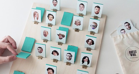 Wat een origineel en persoonlijk #cadeau! Het spel 'Wie is het?' met bekende gezichten! #diy gespotvoorjou.nl/wie-is-het-zel…