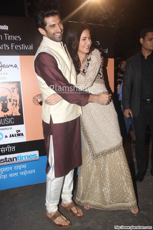 SabeehaKaif's tweet photo. #AdiKat looking soooo Made For Each Other at #KGAF2016 https://t.co/sPWucgoUbJ