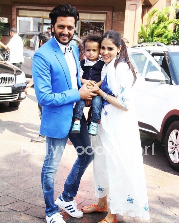 #Riteishdeshmukh and Family 😍😍😍!! <a href="/BOLLYWOODREPORT/">Bollywood Reporter</a> 💙💚💛!! instagram.com/p/BBzYxdhqCRo/