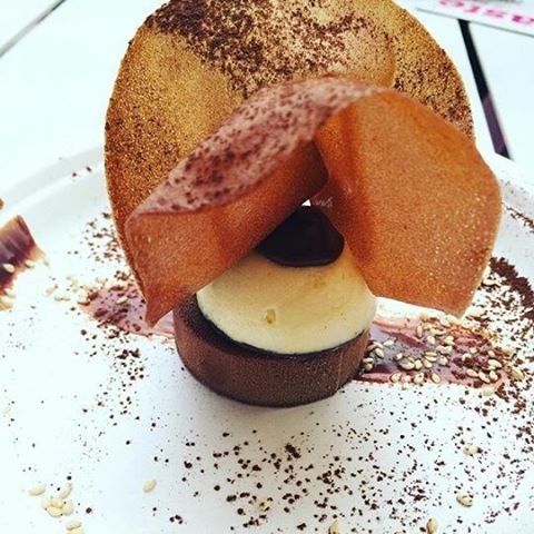 Gavotte croustillante, chocolat gd cru vénézuelien,sorbet sésame blanc by Stéphanie Le Quellec.Orgasme culinaire!