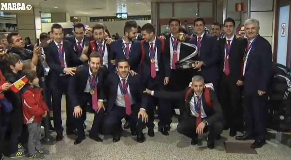 marca's tweet photo. La selección española es recibida en Barajas a grito de "¡Campeones!" ▶ https://t.co/qXSpka6bko #FutsalEuro https://t.co/0w61kinQFt