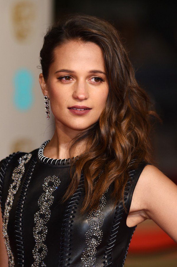 OribeUK's tweet photo. #RedCarpet perfection from #AliciaVikander at the #BAFTAs last night! https://t.co/Wy9tSlFGYK