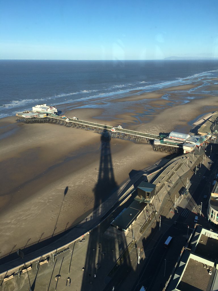 LinksSigns's tweet photo. Where are we fitting this morning? #blueskys #beach #freezingthough https://t.co/Bmwexd1nDK