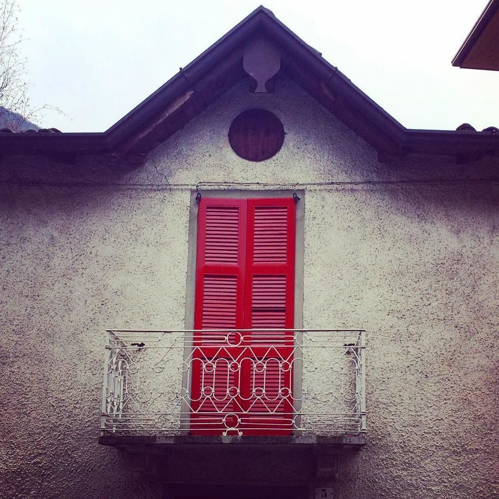 ClarissaVintage's tweet photo. A privileged angle #architecture #architecturelovers #window #redwindow #mountainarchitect… https://t.co/7tGK9FoS18 https://t.co/iuXA8wCY1T