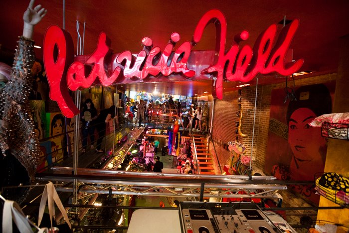 maduiresday's tweet photo. #PatriciaField, la estilista de Sexo en Nueva York cierra su famosa #boutique https://t.co/SDIgN9lvke #news #moda https://t.co/fiSbzdQEsD