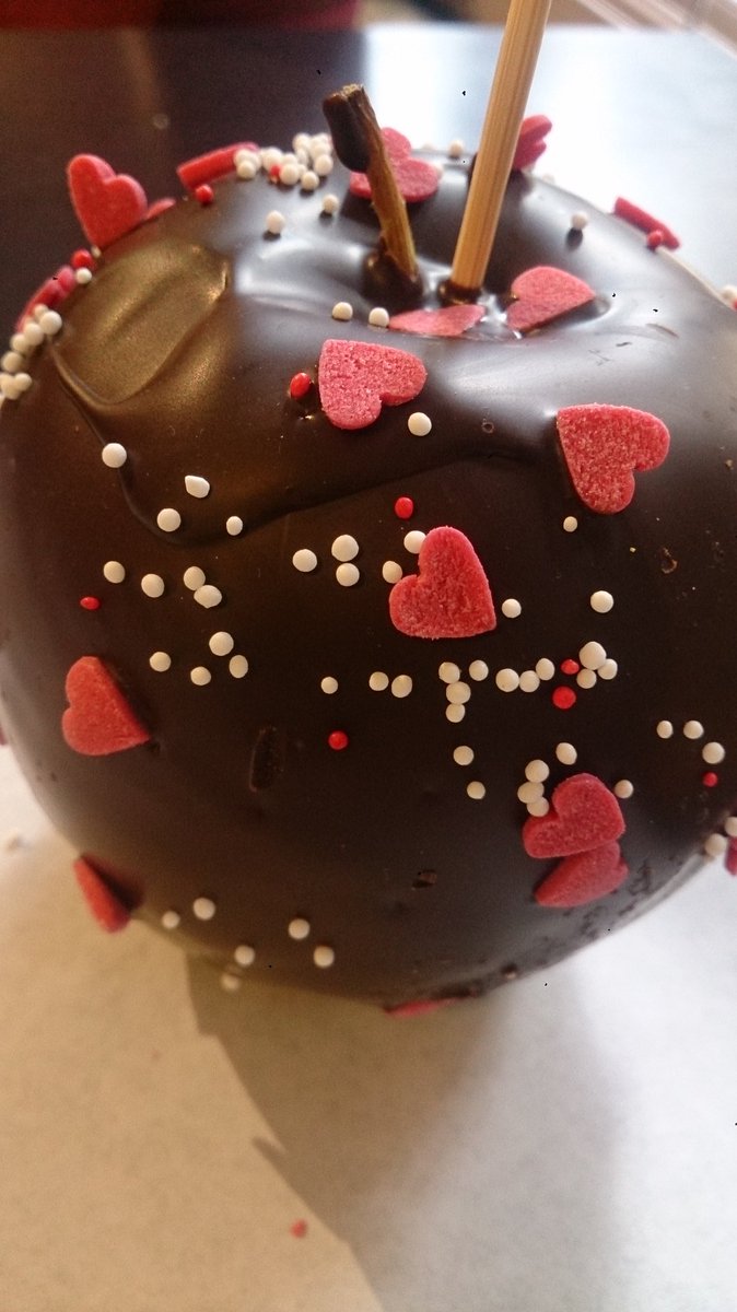 FloGatovore's tweet photo. 🍎 pomme d'amour toute en paillettes et en coeurs 😘 #ohmoncake https://t.co/dKo9f0yVp1