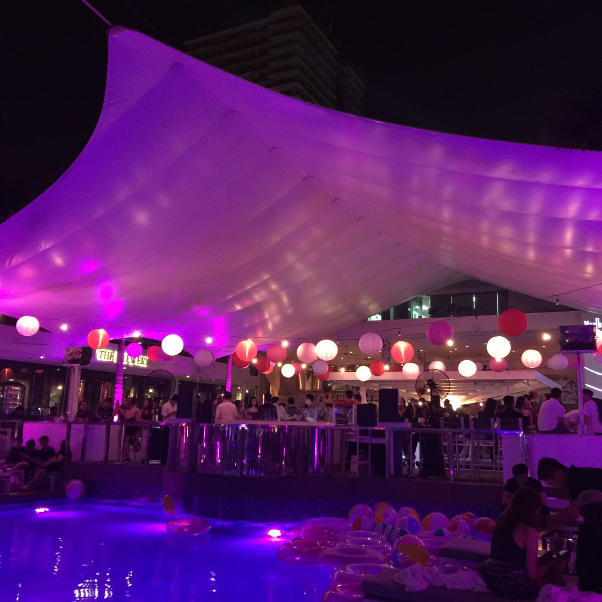 AngelMuyrong's tweet photo. Cheers to the freakin' weekend, drink to that! #ValentineWeekend #LASARE https://t.co/kJ8Lz7YheI