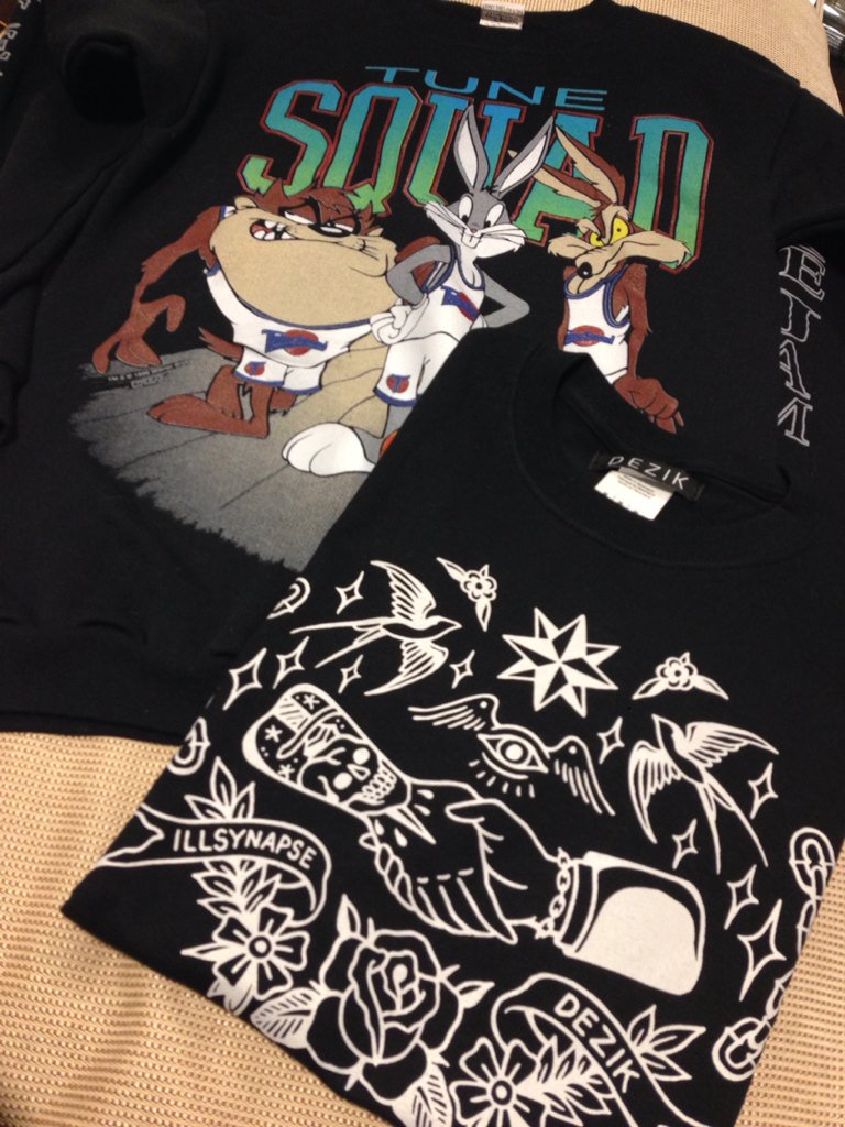 uno38sano's tweet photo. 白パーカーめっちゃいい。悩んだ末にとりあえず試着。で、これ買わなきゃ後悔するやつだと買っちゃいましたよ。大事に着よう。 #dezik https://t.co/qgXmtfUnom