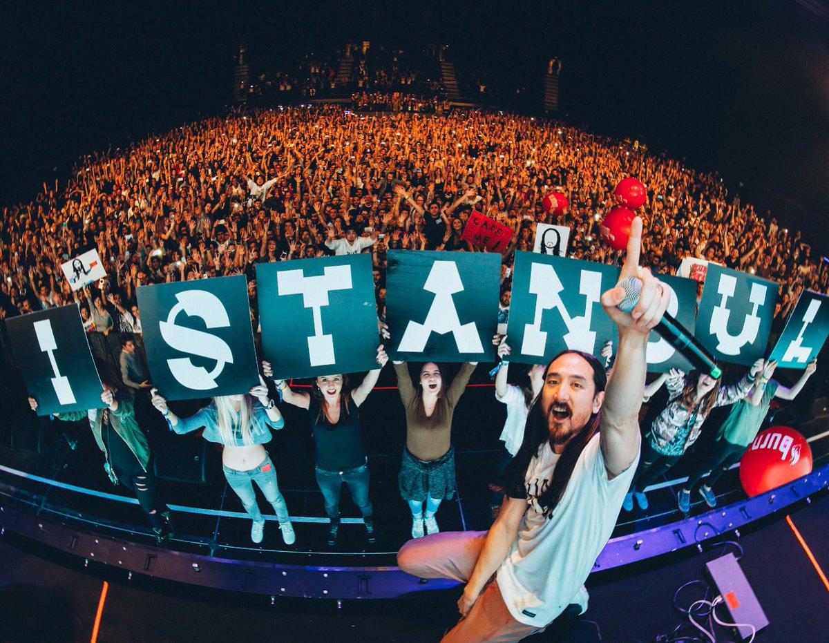 My sold out arena show in Istanbul Turkey looked like this! Thank you!! https://t.co/y4uksgwccB