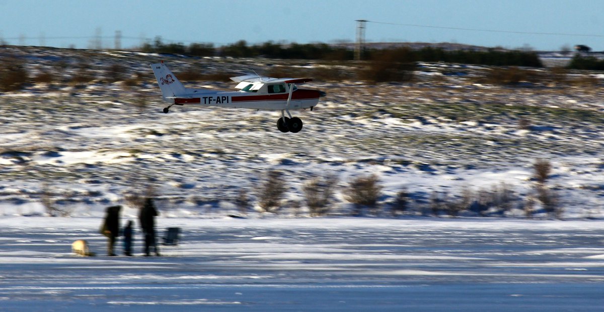 dorisig's tweet photo. AOPA #Pilots and their #airplanes on frozen #lake yesterday in #Iceland . #hafravatn @AOPA #airplane #avitiation rt https://t.co/pTYTrslyHY