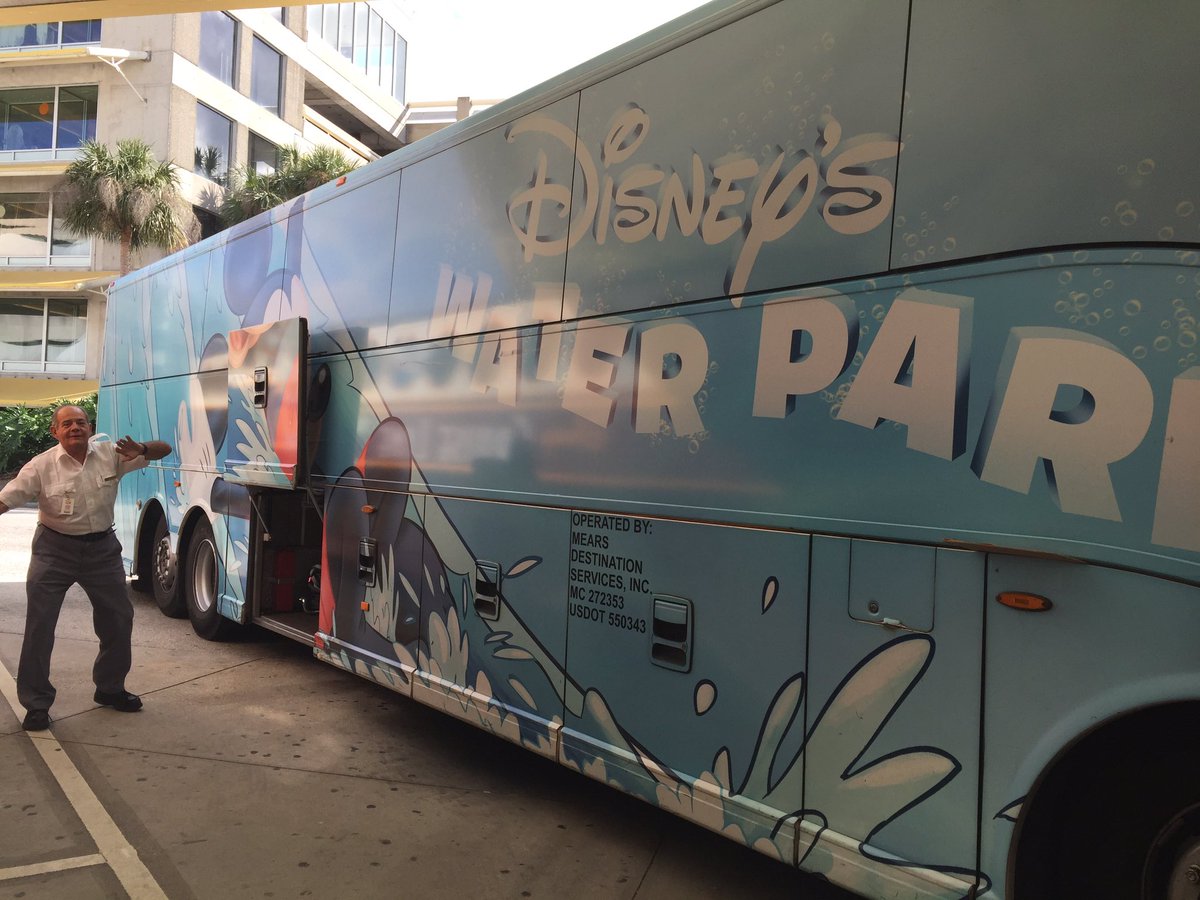 mickeynet010's tweet photo. バスは他に絵柄があるけど乗ったのはこれ🚌 撮ってたらドライバーの方がわざわざ荷物置きのドアを閉めてくれた〜✨ ATオーランド空港 #MNWDW https://t.co/3SYBmpa0UP