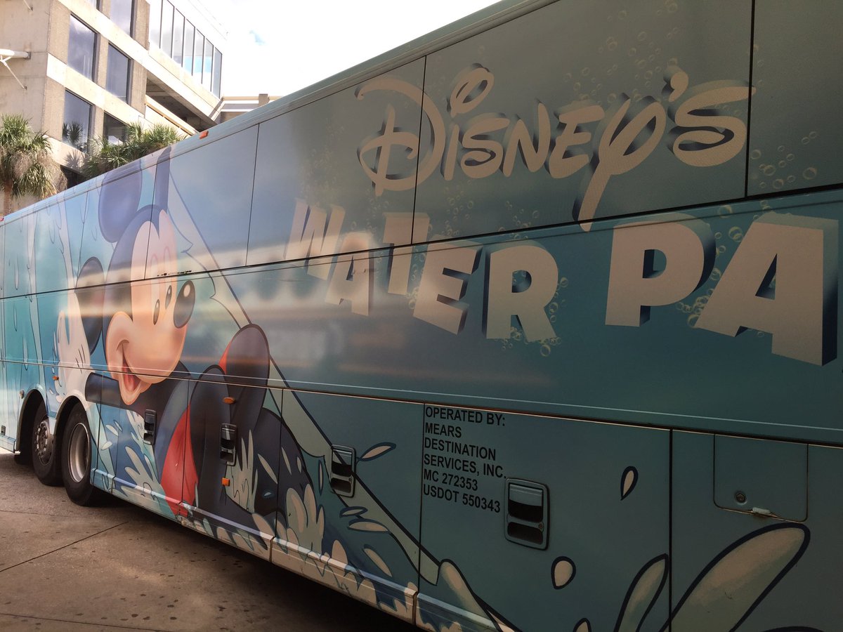 mickeynet010's tweet photo. バスは他に絵柄があるけど乗ったのはこれ🚌 撮ってたらドライバーの方がわざわざ荷物置きのドアを閉めてくれた〜✨ ATオーランド空港 #MNWDW https://t.co/3SYBmpa0UP