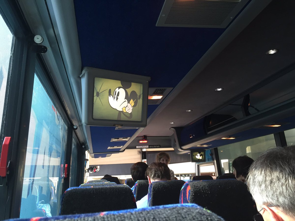 mickeynet010's tweet photo. バスの中はこんな感じです🚌💨 リゾートまではおよそ30分程。 #MNWDW https://t.co/LW9dXAJbzO