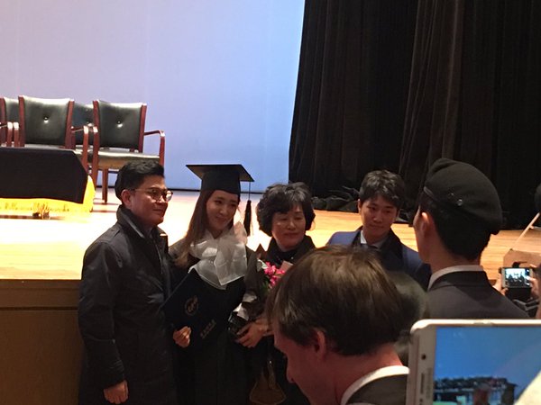 Dabeztt's tweet photo. น่ารักทั้ง2ครอบครัวเลยอ่ะ ภูมิใจแทนคนเป็นพ่อเป็นแม่เนาะ >< #วงที่เต็มไปด้วยบัณฑิตนั้นคือโซนยอชิแด https://t.co/mEnizIXjnv