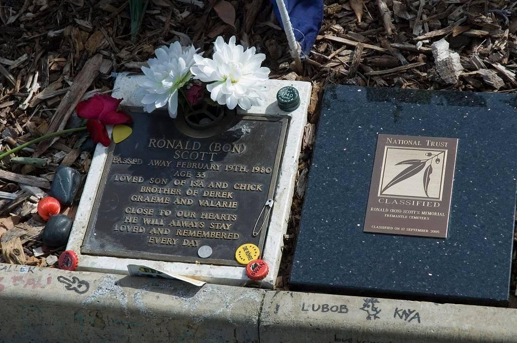 RockFM_ES's tweet photo. 15/02/06 la tumba de #BonScott en el Cementerio de Fremantle, se considera Patrimonio Nacional #RockFMérides https://t.co/Mks0D19GV3