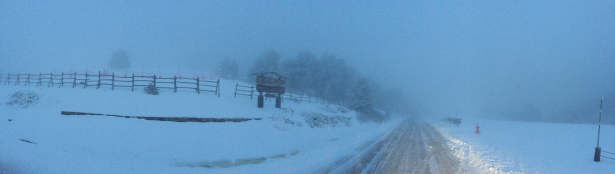 Pto Navacerrada abierto y Cotos cerrado, también aparcamiento sin limpiar. -4,5ºC sigue nevando granulada. 12cm