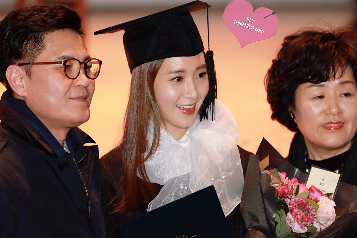[PIC][15-02-2016]SooYoung và Yuri tham dự Lễ Tốt nghiệp của Trường Đại học Chung-Ang vào trưa nay CbPTiFSUMAAYMXf