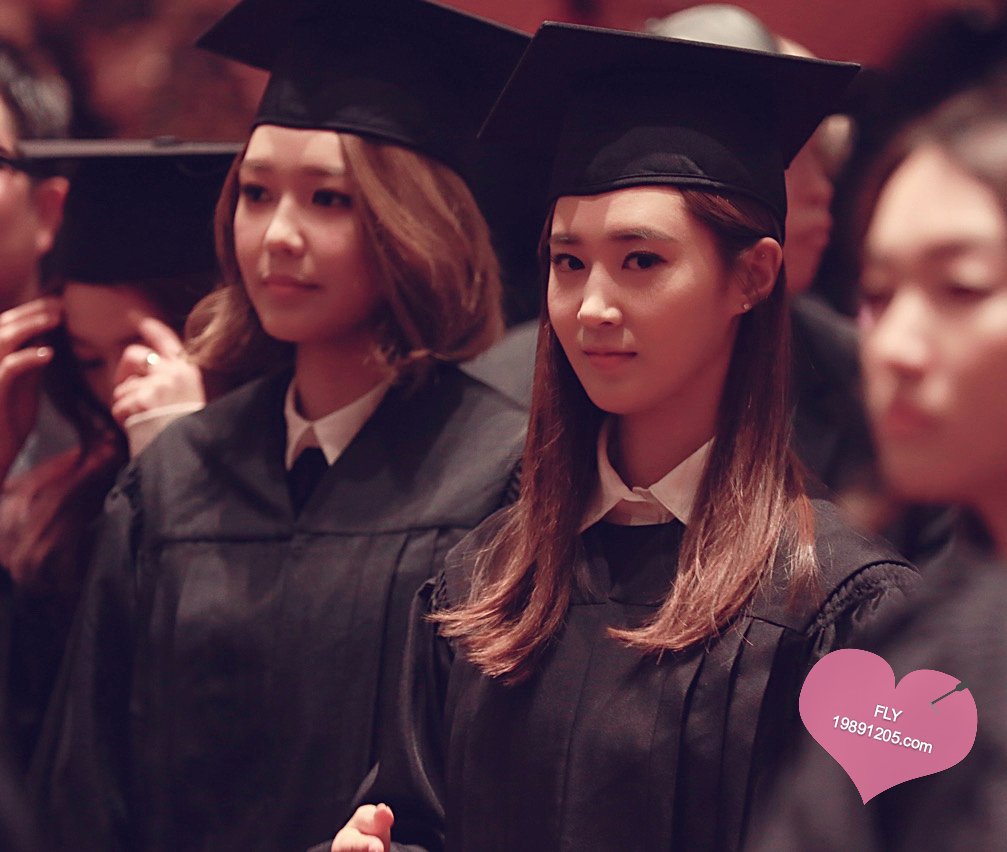 [PIC][15-02-2016]SooYoung và Yuri tham dự Lễ Tốt nghiệp của Trường Đại học Chung-Ang vào trưa nay CbPTsRPUAAAW2QJ