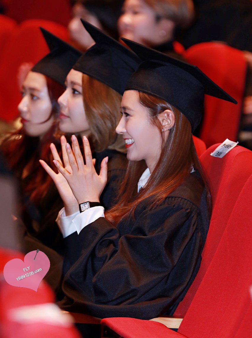 [PIC][15-02-2016]SooYoung và Yuri tham dự Lễ Tốt nghiệp của Trường Đại học Chung-Ang vào trưa nay CbPTutiUEAEUJh4
